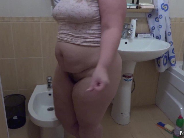 Chubby tummy peeing shower