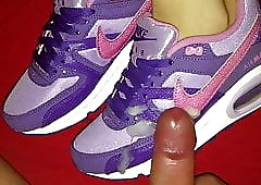 Zena reccomend asmr with nike sneakers from